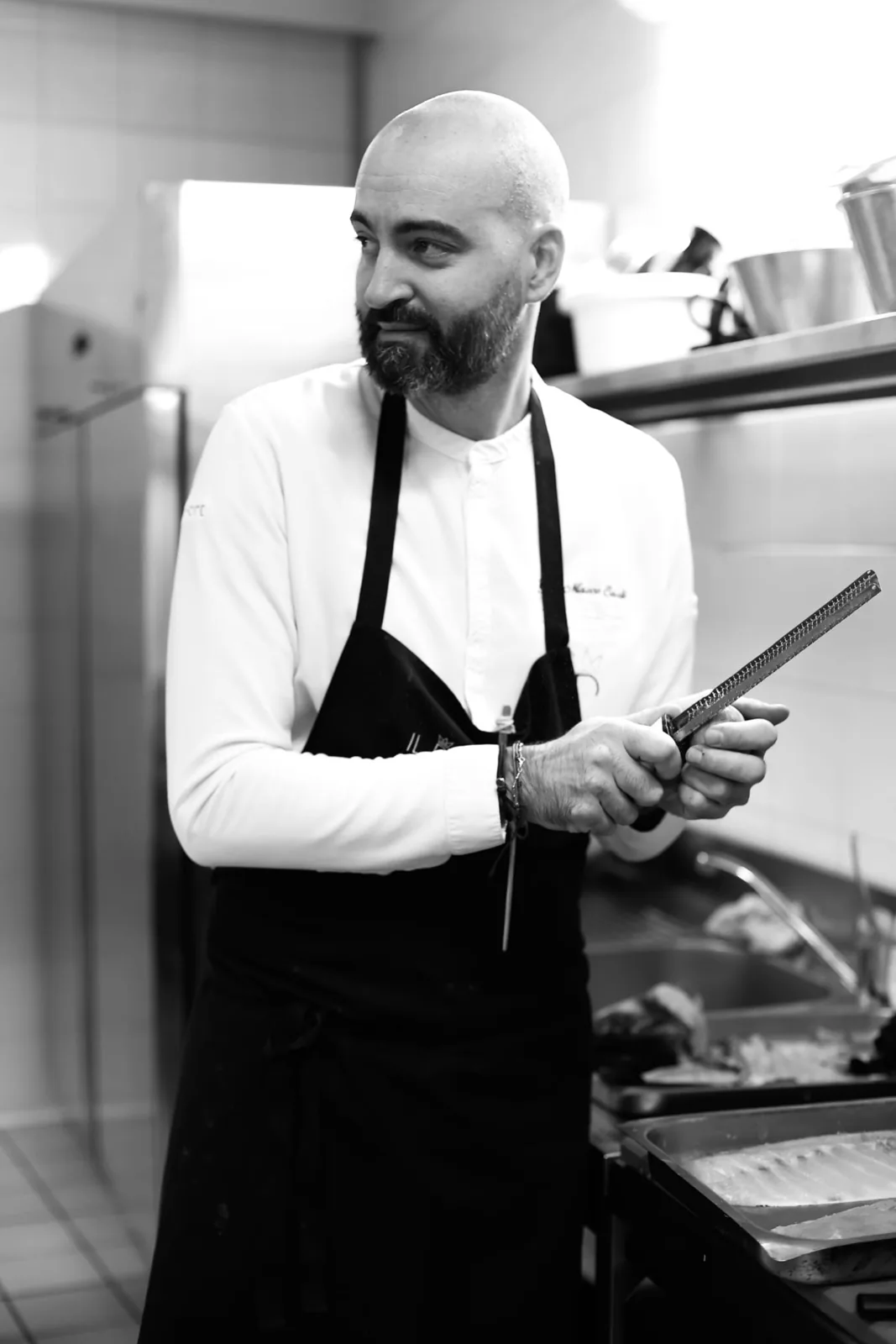 Lo chef Gian Marco Carli nella cucina de Il Principe, in un ritratto in bianco e nero
