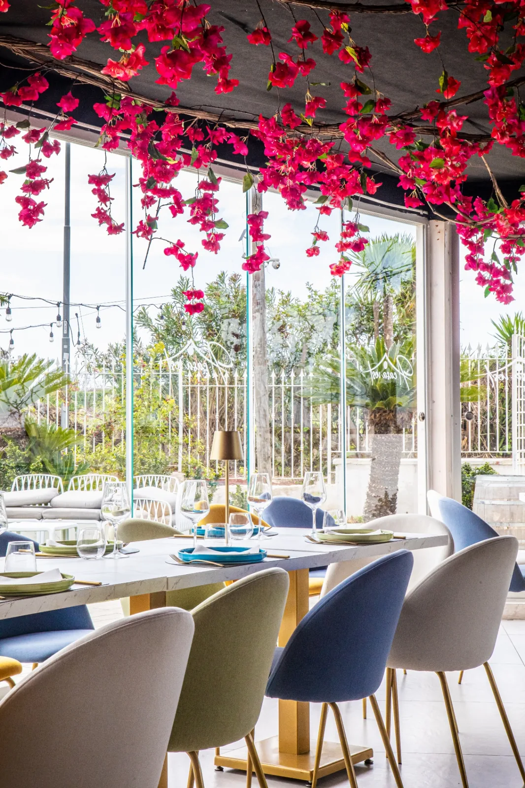 Veranda luminosa di A Casa Vost con tavolo apparecchiato e vista sul giardino