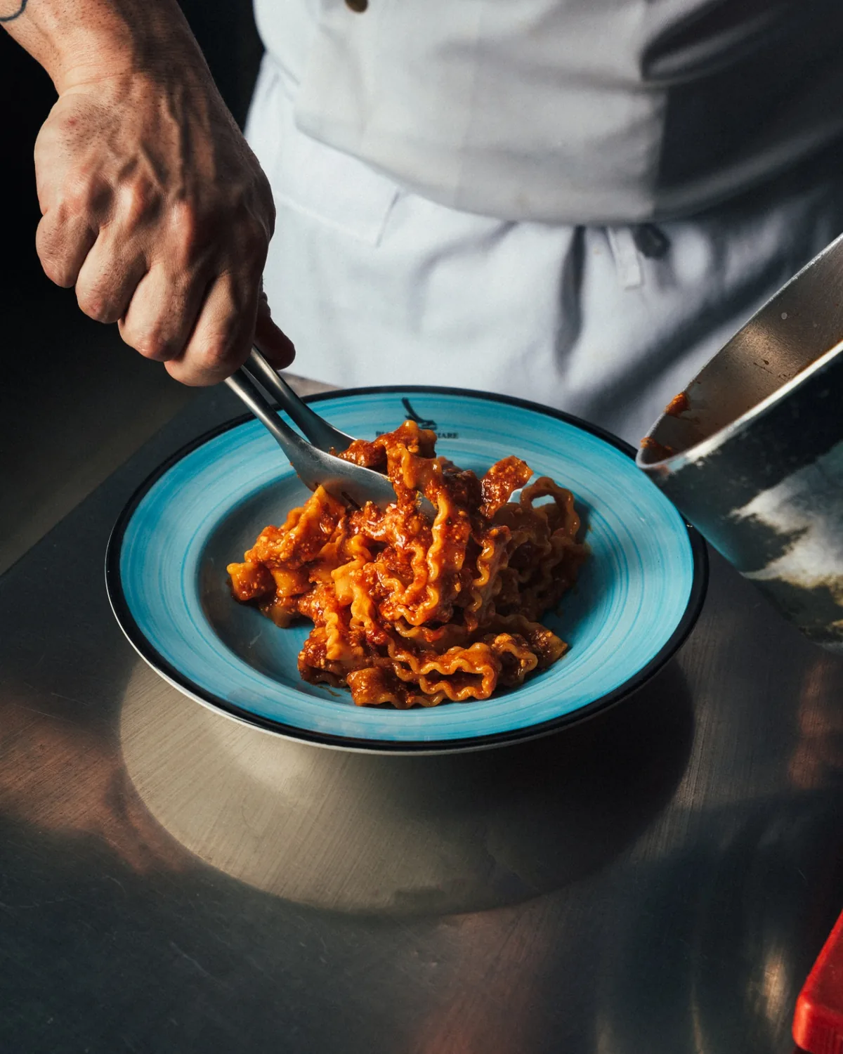 Mafalde al ragù napoletano impiattate dallo chef di Biancomangiare