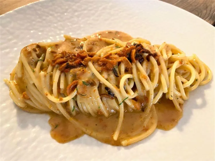Spaghetti ai ricci di mare serviti da Riccio Restaurant