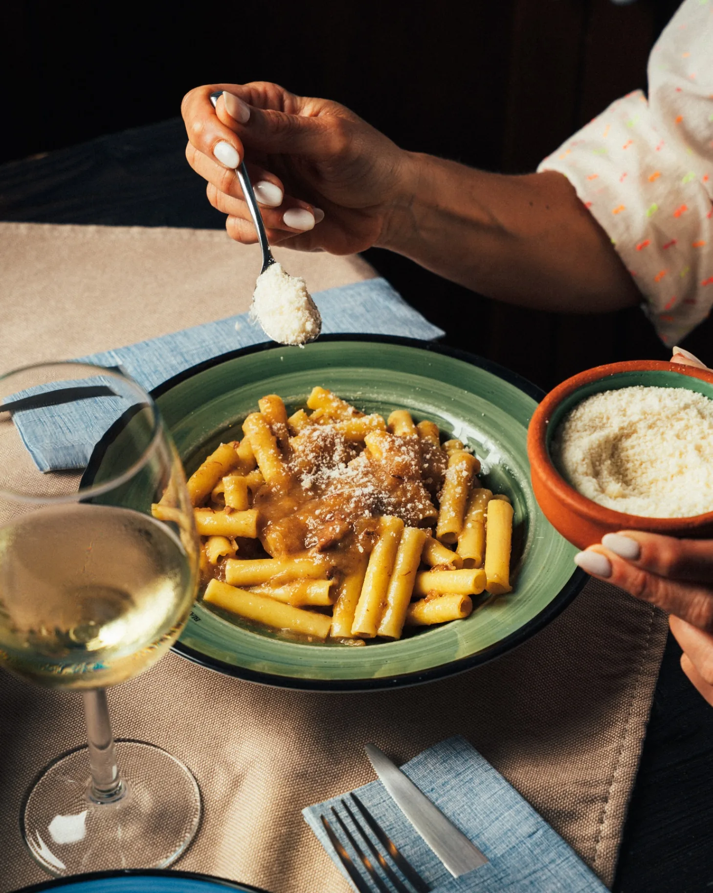 Ziti alla genovese di Biancomangiare con formaggio grattugiato e calice di vino bianco