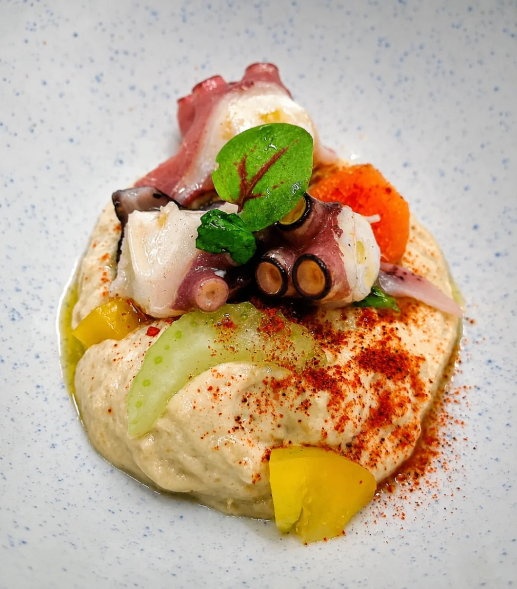 Polpo con hummus e verdure a La Cucina di Giufà