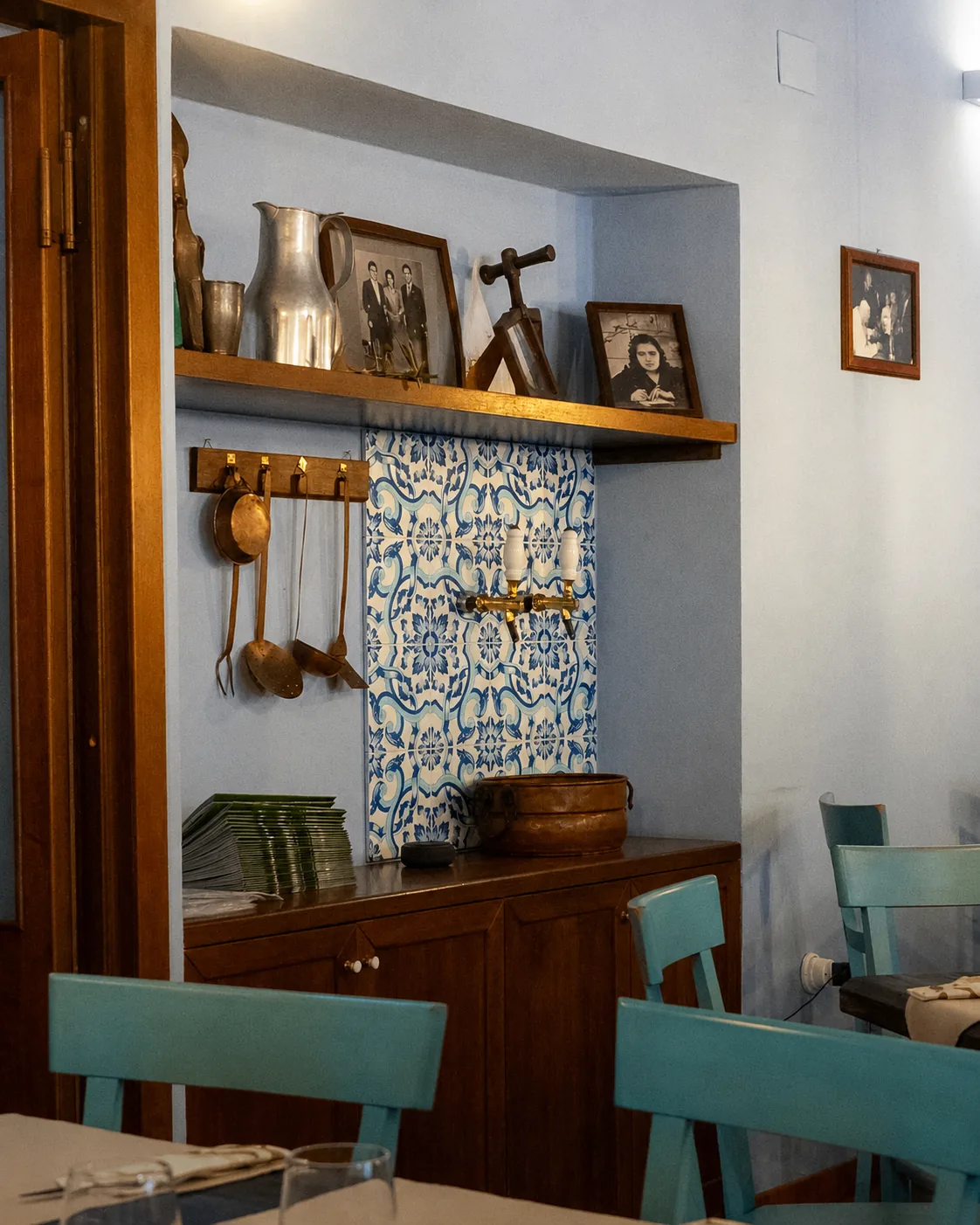 Dettaglio della cantina di Biancomangiare con maioliche e utensili in rame