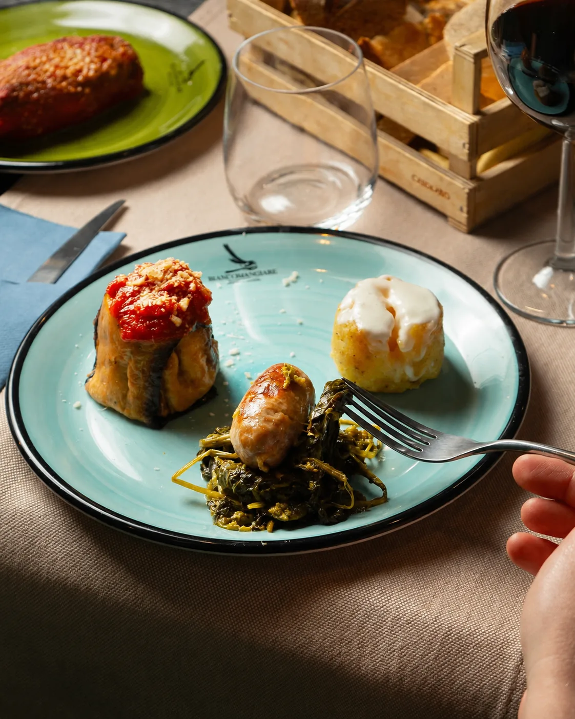Antipasto della casa di Biancomangiare: parmigiana, salsiccia con friarielli e gattoncino di patate