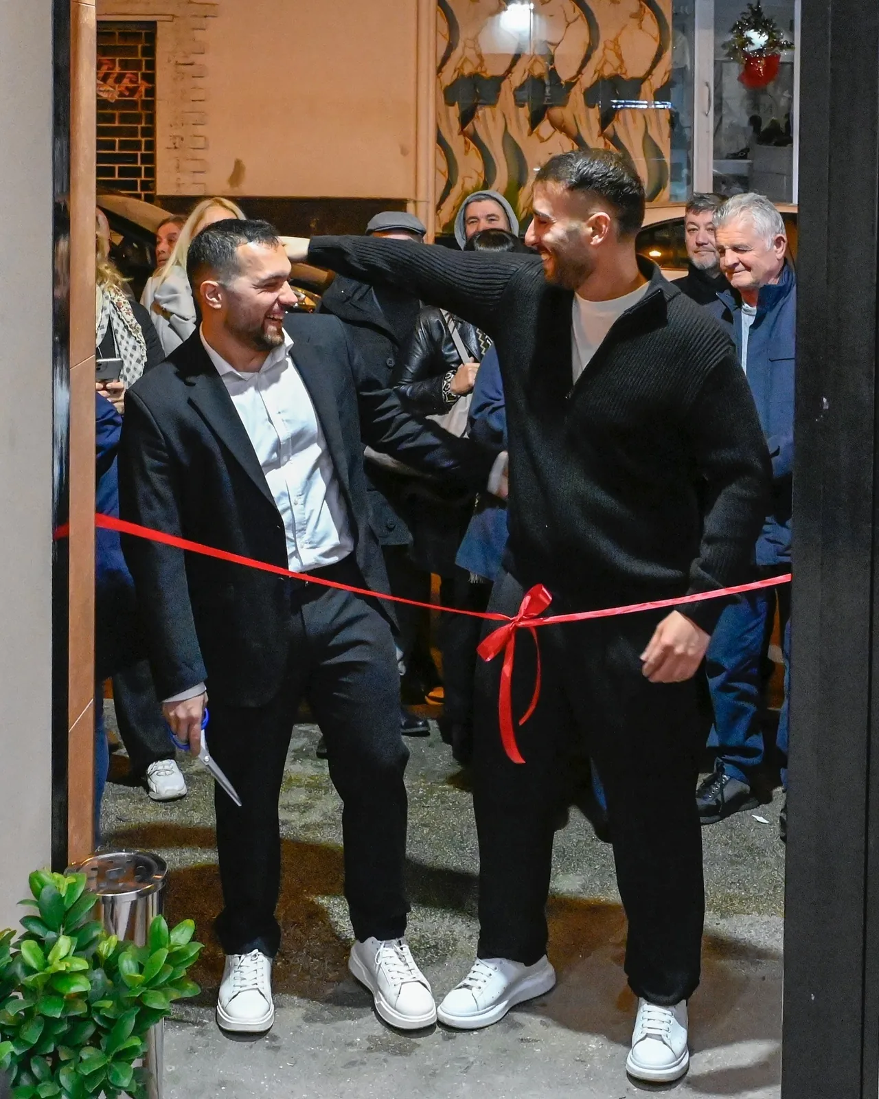 I fondatori di N.T.B New Taste Beef al taglio del nastro del ristorante ad Aversa